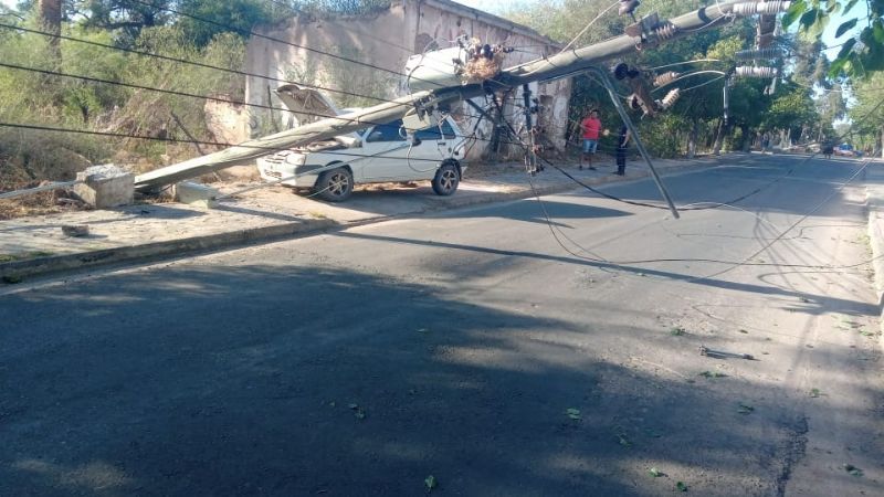 Un auto chocó contra una subestación y dejó sin luz a Miraflores