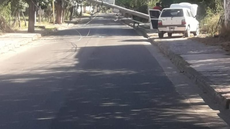 Un auto chocó contra una subestación y dejó sin luz a Miraflores