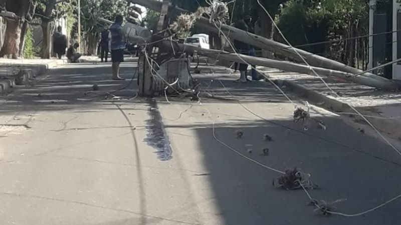 Un auto chocó contra una subestación y dejó sin luz a Miraflores