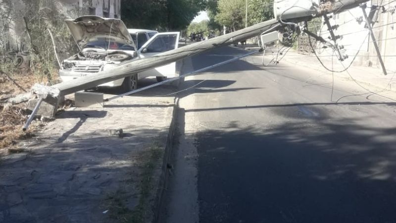 Un auto chocó contra una subestación y dejó sin luz a Miraflores