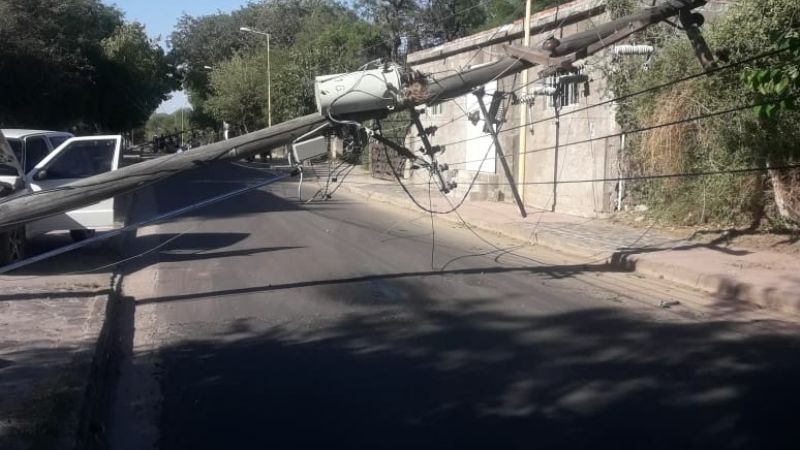 Un auto chocó contra una subestación y dejó sin luz a Miraflores