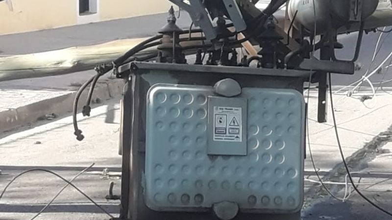 Un auto chocó contra una subestación y dejó sin luz a Miraflores