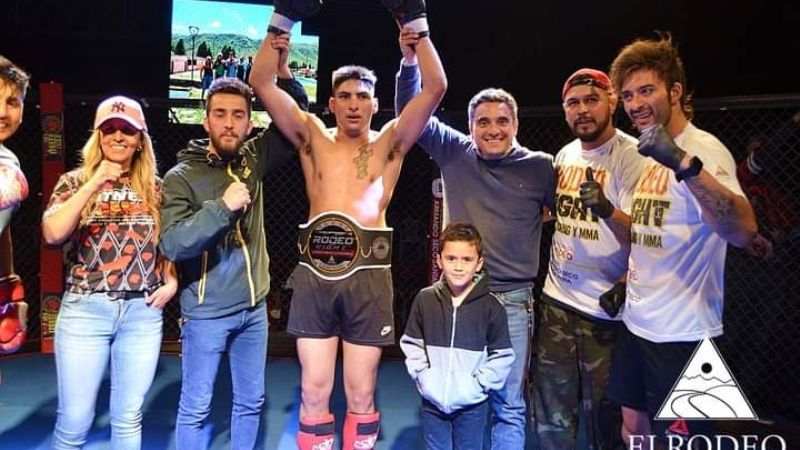 La velada de MMA y kick boxing tuvo vibrantes peleas en El Rodeo