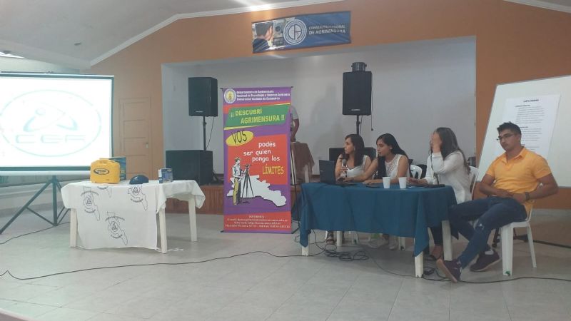 Estudiantes de Agrimensura en jornada de divulgación