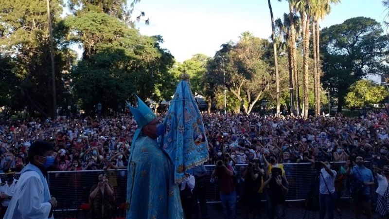Jubiloso encuentro de la Madre con sus hijos en el Paseo de la Fe