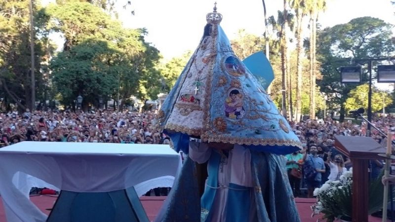 Jubiloso encuentro de la Madre con sus hijos en el Paseo de la Fe