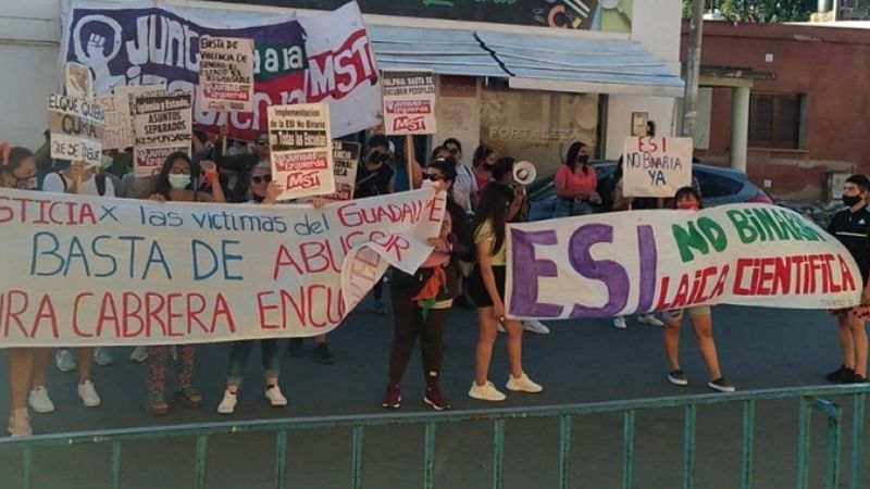 Manifestación frente al Colegio Guadalupe