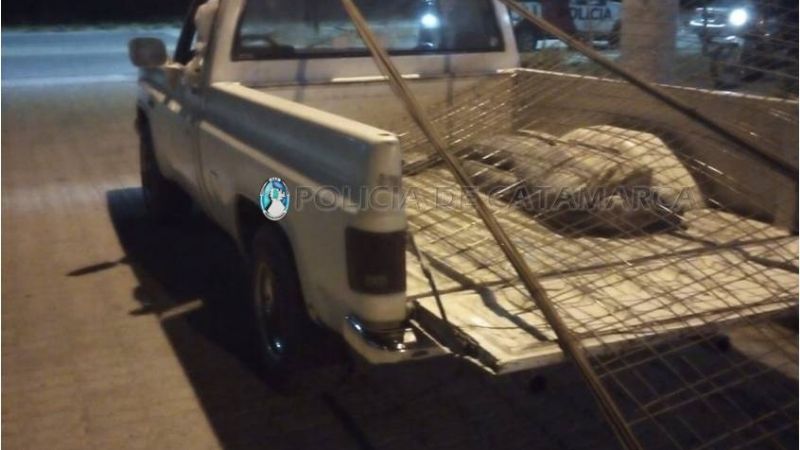 Atrapan a ladrones trasladando hierros y cemento en una camioneta