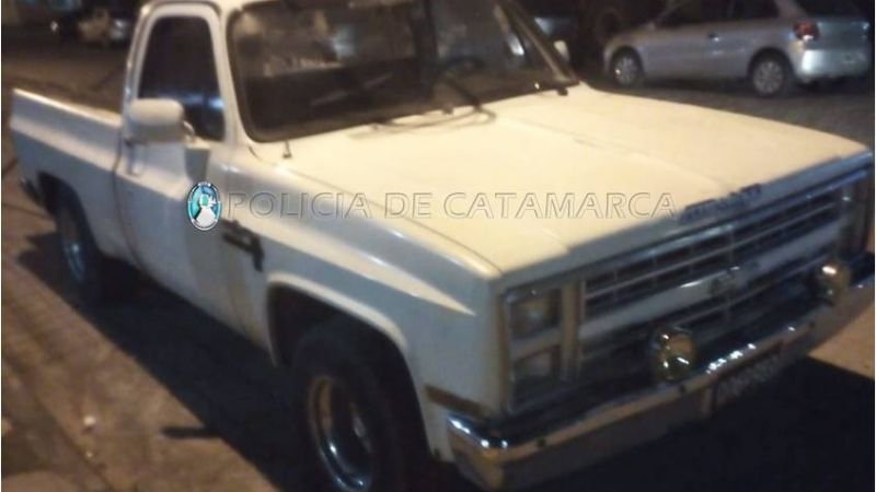 Atrapan a ladrones trasladando hierros y cemento en una camioneta