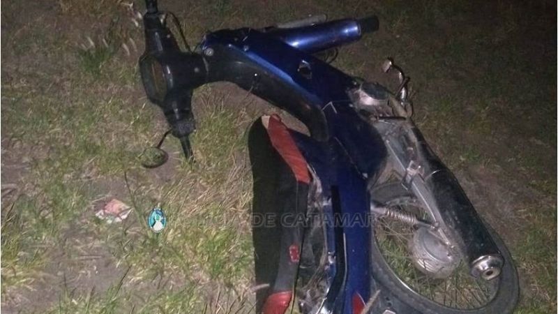 Escaparon de policías tras robar una moto