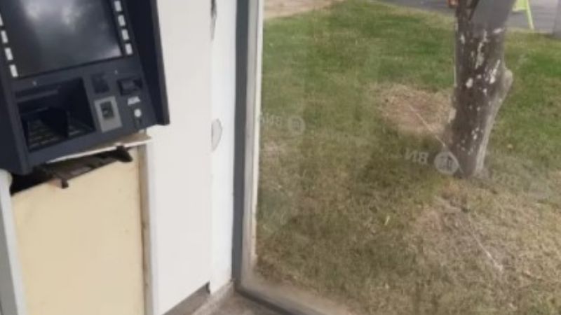 Rompió un cajero y amenazó a policías