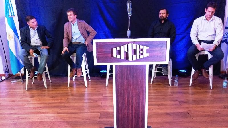 Los candidatos de distintas fuerzas políticas en un mismo escenario