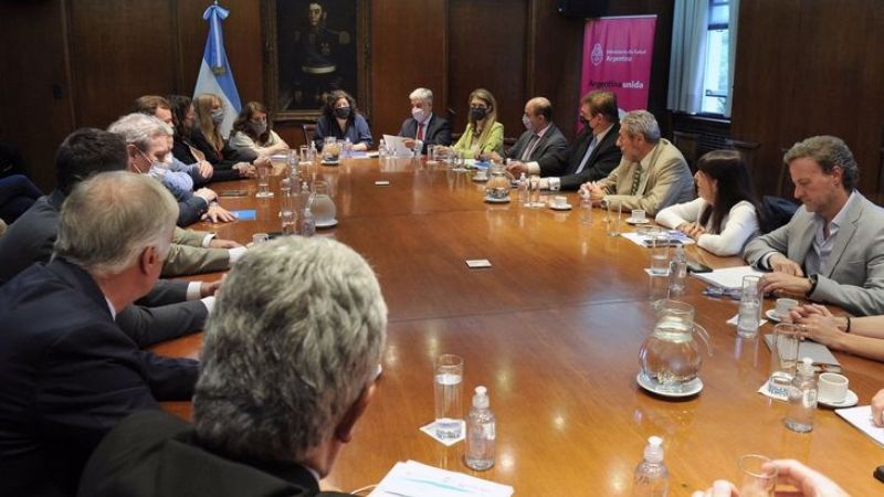 Principio de acuerdo entre Gobierno y laboratorios para congelar precios de medicamentos