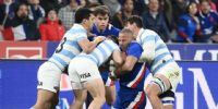 Tres jugadores de Los Pumas empujan para evitar el avance del francés Gael Fickou.