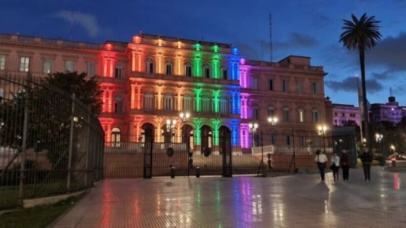 Monumentos y edificios se iluminaron con los colores de la comunidad LGBTIQ+