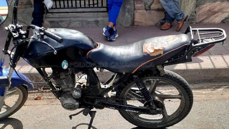 Iban tres en la moto y pasaron el semáforo en rojo