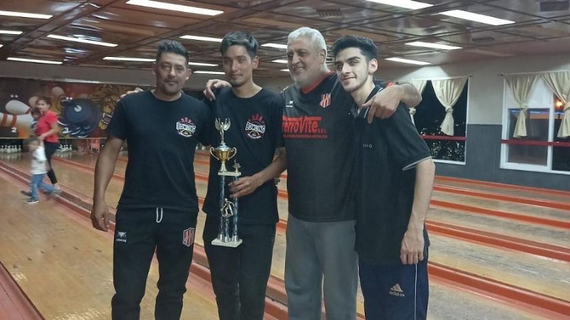 Los Rojas ganaron un nuevo torneo mixto de bowling
