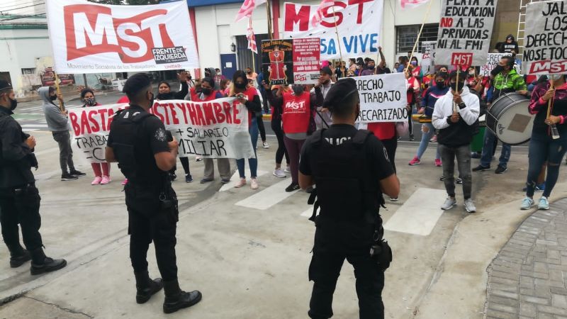 La Legislatura rodeada por una protesta de la izquierda