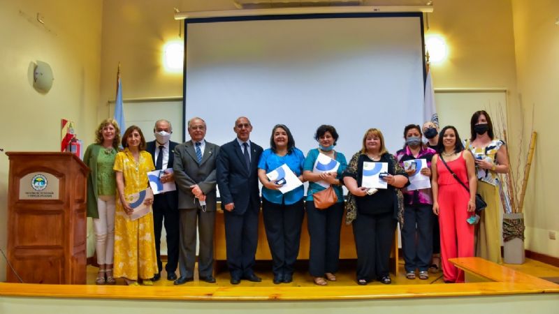 Reconocimiento a ex docentes y no docentes que marcaron una etapa
