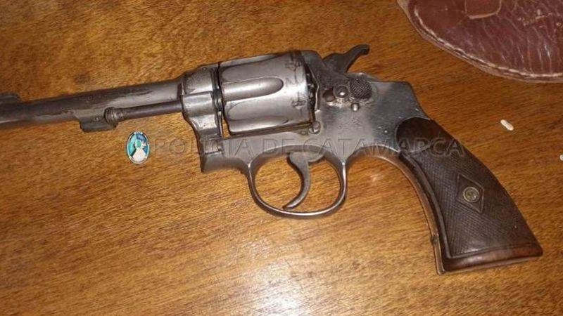 Policías buscaban cosas robadas y se encontraron con armas de fuego