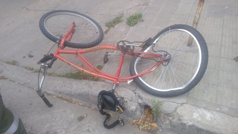 Chocó la bici contra el cordón y terminó en el hospital
