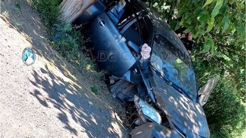 Menor en auto salió de la banquina y chocó contra un poste