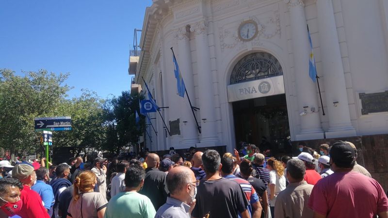 Reclamo masivo por el stop debit