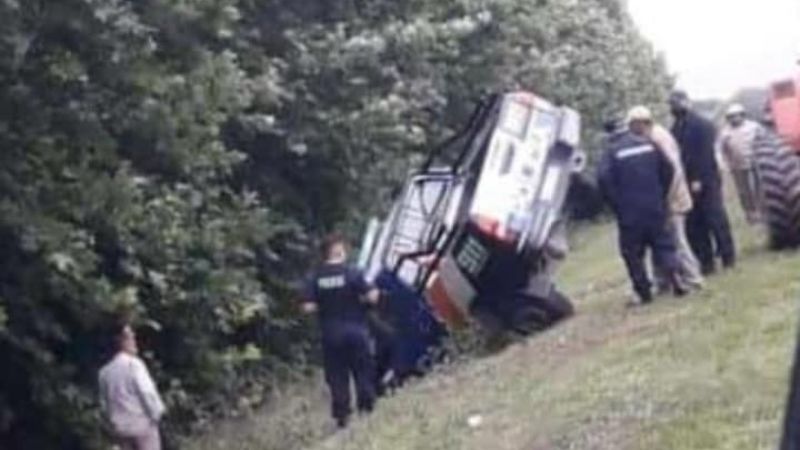 Por correr animales, casi vuelca un móvil policial