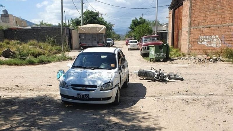 Encontronazo entre un auto y una moto