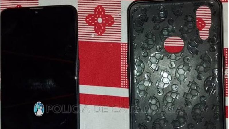 Apoyó el celular en el mostrador de la despensa y se lo robaron