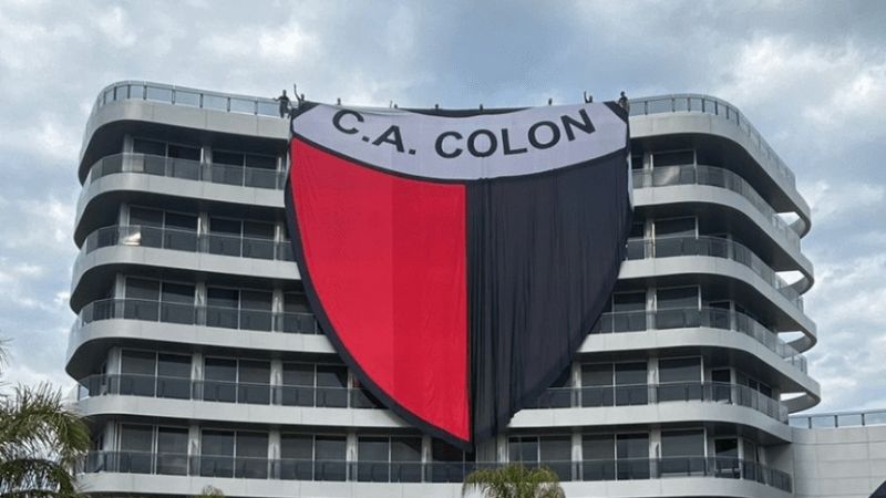 Banderazo “sabalero” en el hotel donde se alojan con River