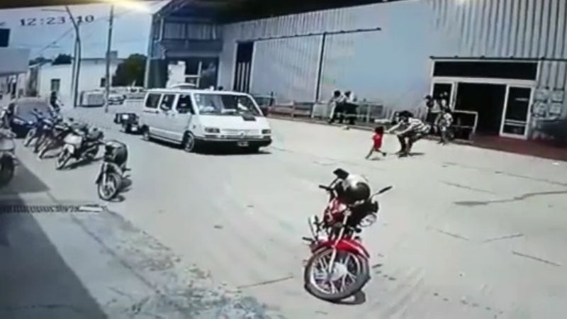 Heroica intervención de un hombre que salvó a una nena de ser atropellada