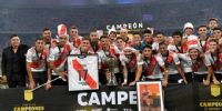 EL PLANTEL DE RIVER homenajeó a Ponzio con el último título del equipo ante Colón, por el Trofeo de Campeones.