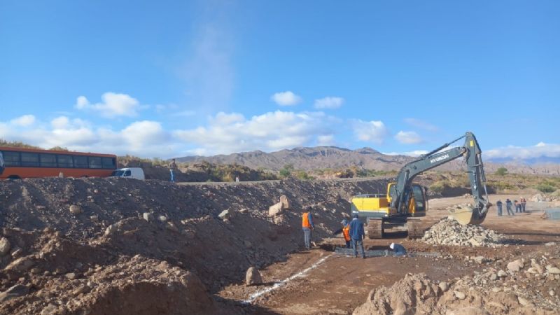 Avanza la reconstrucción de defensas y calzada en ruta 60, camino a Chile