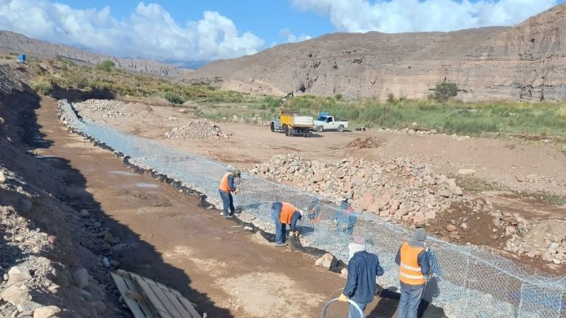 Avanza la reconstrucción de defensas y calzada en ruta 60, camino a Chile