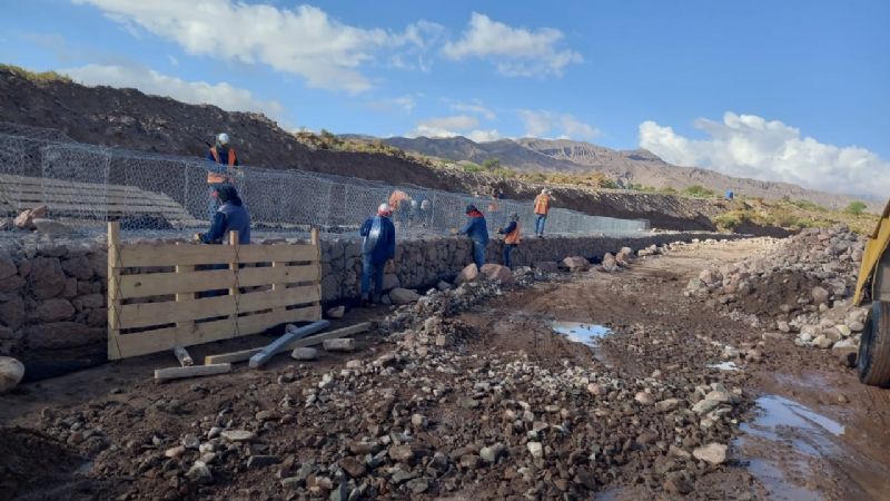 Avanza la reconstrucción de defensas y calzada en ruta 60, camino a Chile