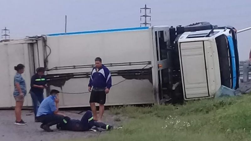 Volcó un camión recolector en la ruta 38