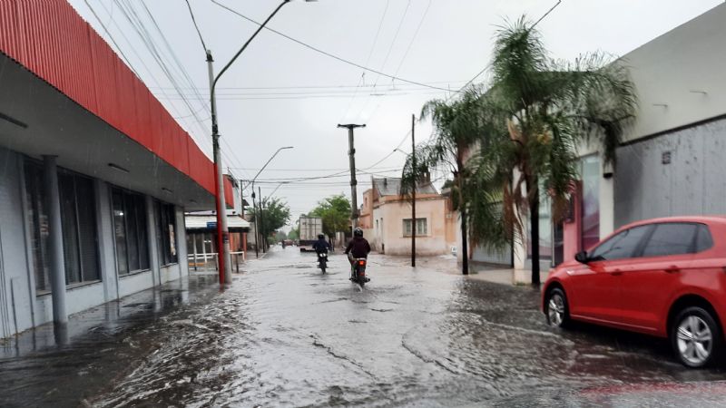 Se largó la lluvia y es imposible cruzar las calles sin mojarse