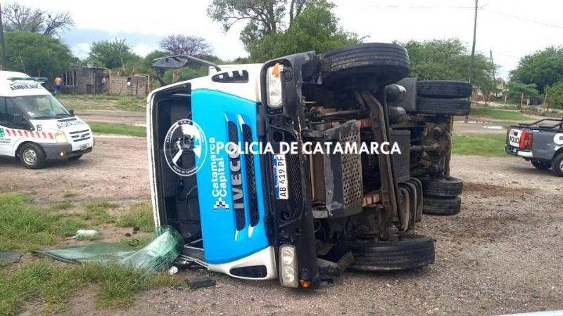 Volcó un camión recolector en la ruta 38