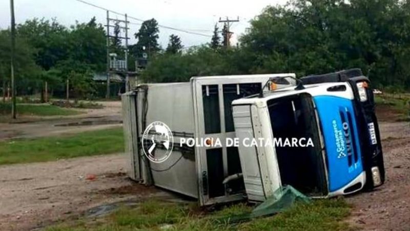 Volcó un camión recolector en la ruta 38