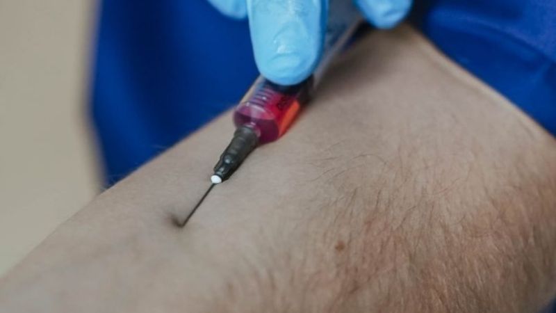 AstraZeneca trabaja para producir una vacuna contra la Ómicron