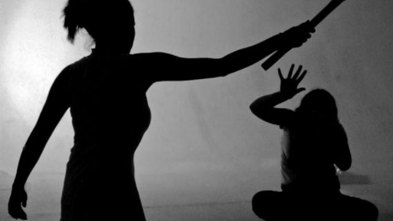 Ataque de furia de una joven que golpeó a su madre y hermana