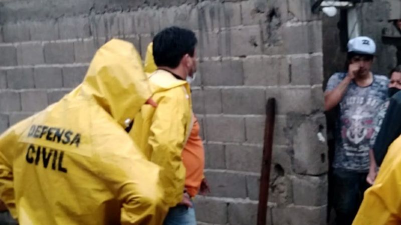 Se cayó el techo de una vivienda y una persona terminó herida