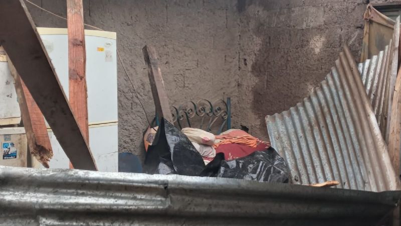 Se cayó el techo de una vivienda y una persona terminó herida