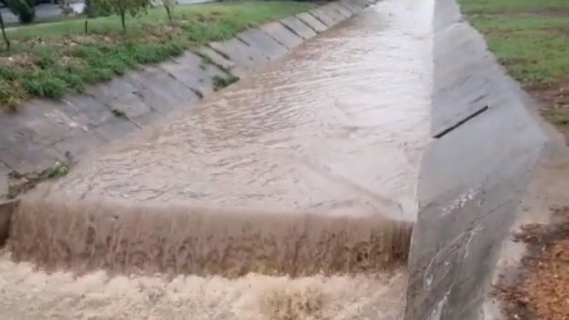 Importante caudal de agua en el arroyo Fariñango