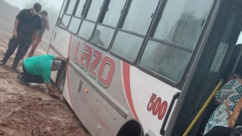 Colectivo quedó empantanado