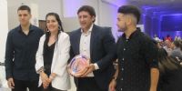 LUIS ROBLEDO y jugadora/es del básquetbol, con el premio a la 