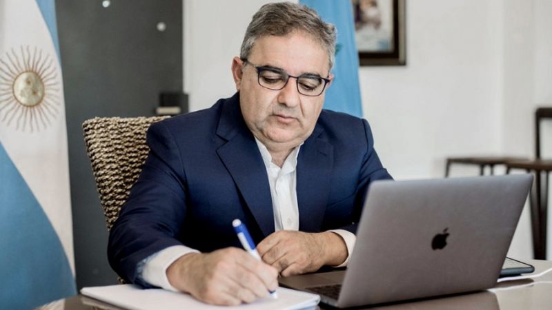 Catamarca podría cobrar el tratamiento por Covid a quienes "no se vacunen"