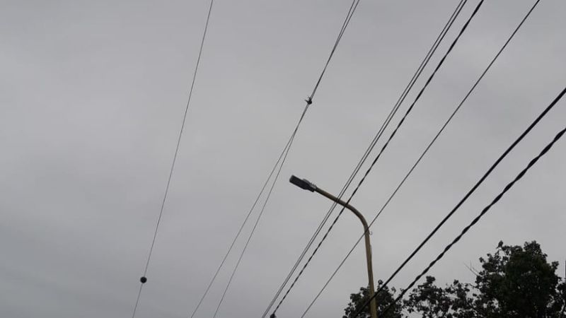 Arrojan cadena en línea eléctrica y dejan sin luz a barrio