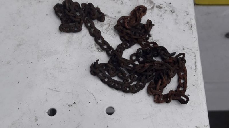 Arrojan cadena en línea eléctrica y dejan sin luz a barrio